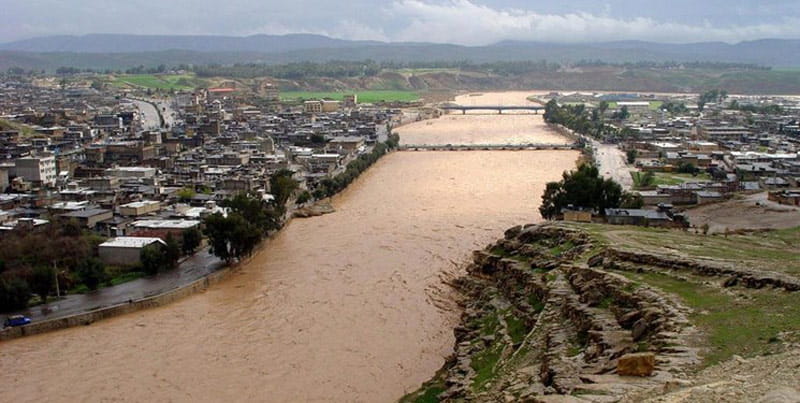 رودخانه سیلابی در حال طغیان