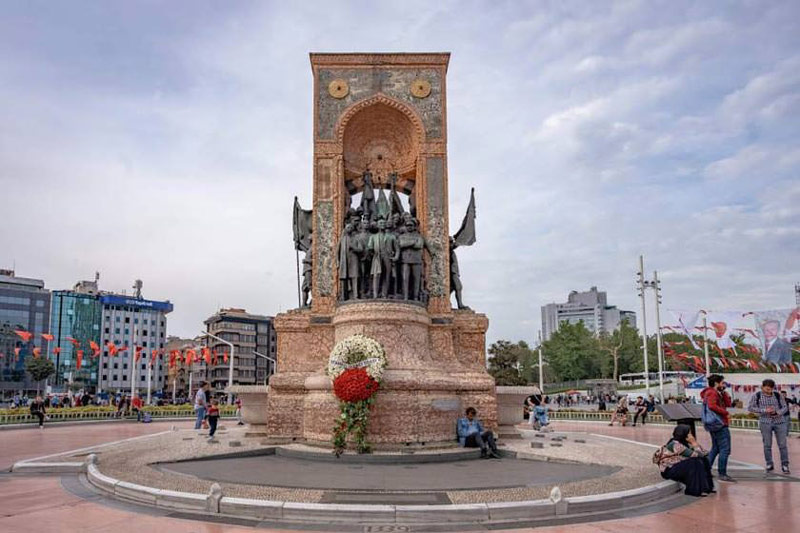 مجسمه های وسط میدان تقسیم استانبول