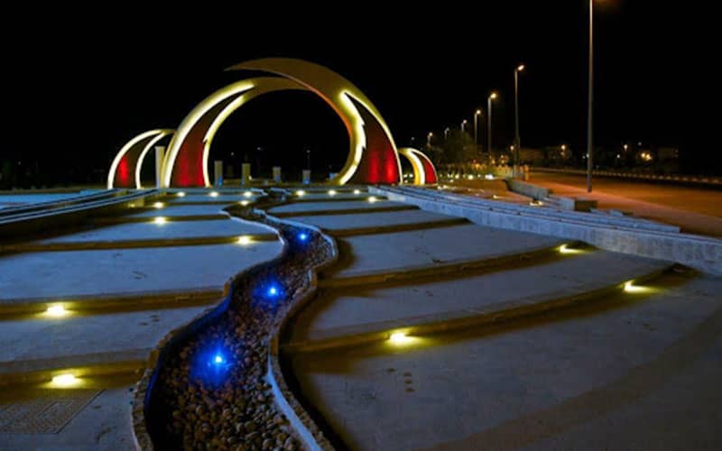 محوطه پارک شهر کیش در نورپردازی شب
