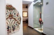 اشیای تزیینی قدیمی در موزه هنرهای تزیینی اصفهان