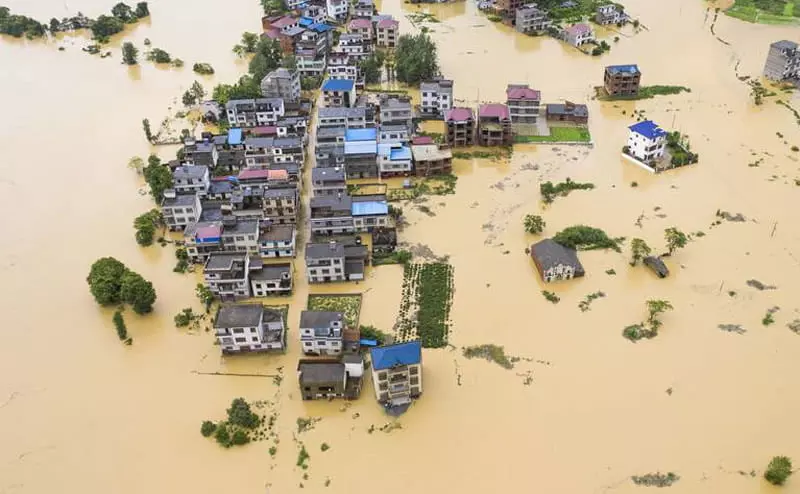 خانه های گرفتار در میان سیلاب ها