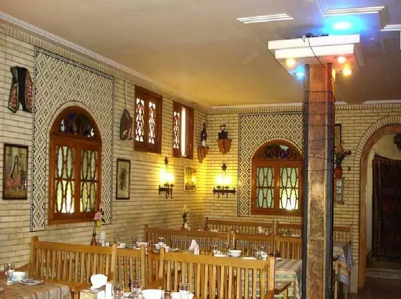 تخت های چوبی رستوران شاطر عباس شیراز