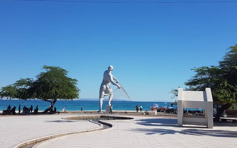 مجسمه مرد ماهیگیر در کنار ساحل کیش