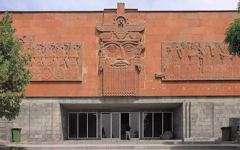 سردر نارنجی رنگ موزه اربونی در ایروان