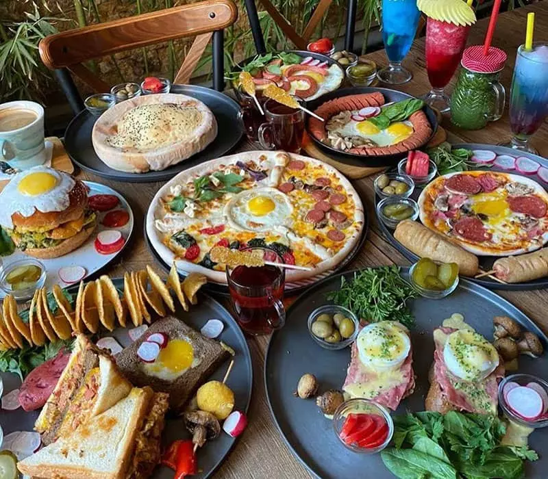 میزی مملو از انواع صبحانه و نوشیدنی