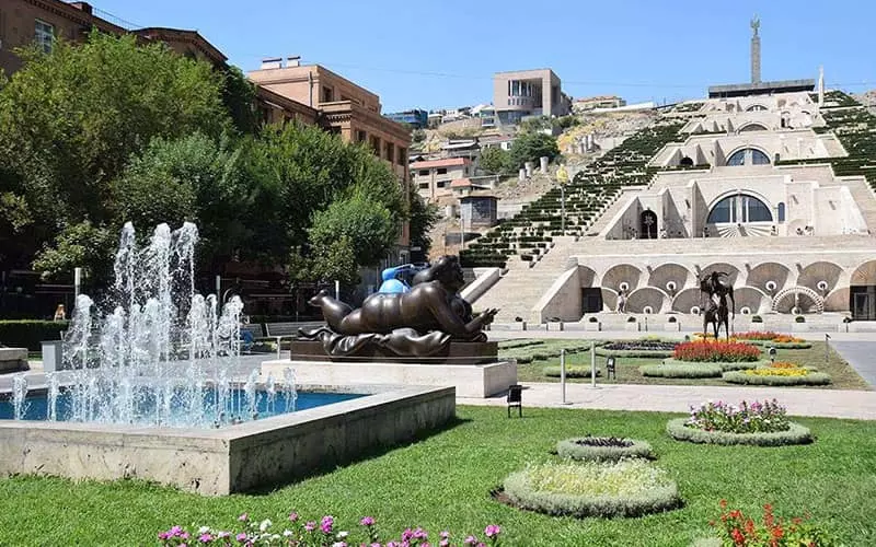 پارکی با حوض و آبنما و تعداد زیادی پله در ایروان