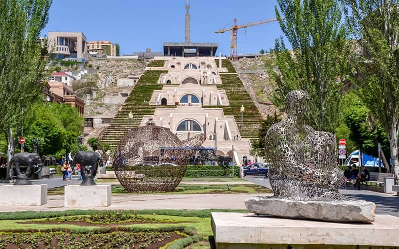 پارکی در ایروان با مجسمه های فلزی و پلکان بزرگ