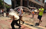 مردم ارمنستان در حال آب‌بازی در پیاده روها