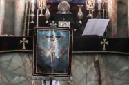 اجرای مراسم با تصویر حضرت مسیح در کلیسای سرکیس مقدس تهران