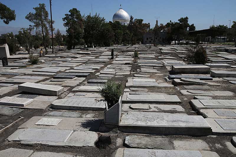 گورهای قدیمی در قبرستان ابن بابویه