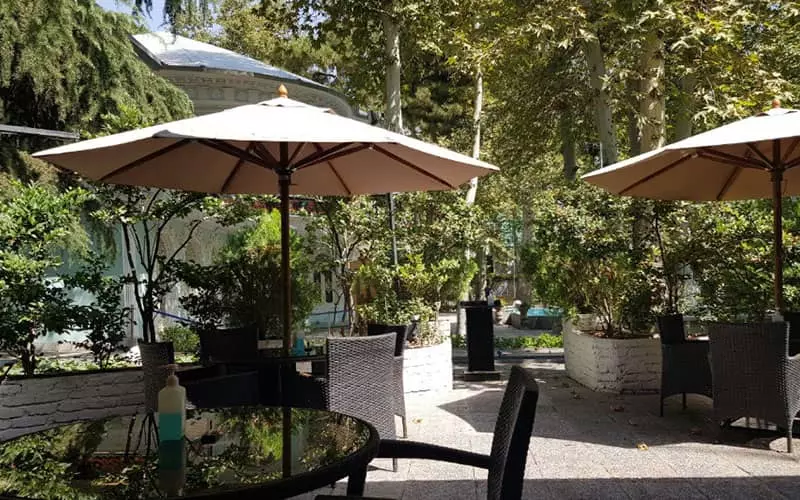 کافه ریبار در فضای باغی سرسبز