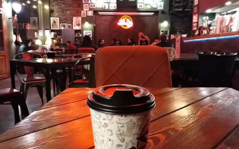 یک لیوان نوشیدنی در کافه راک با نورپردازی قرمز