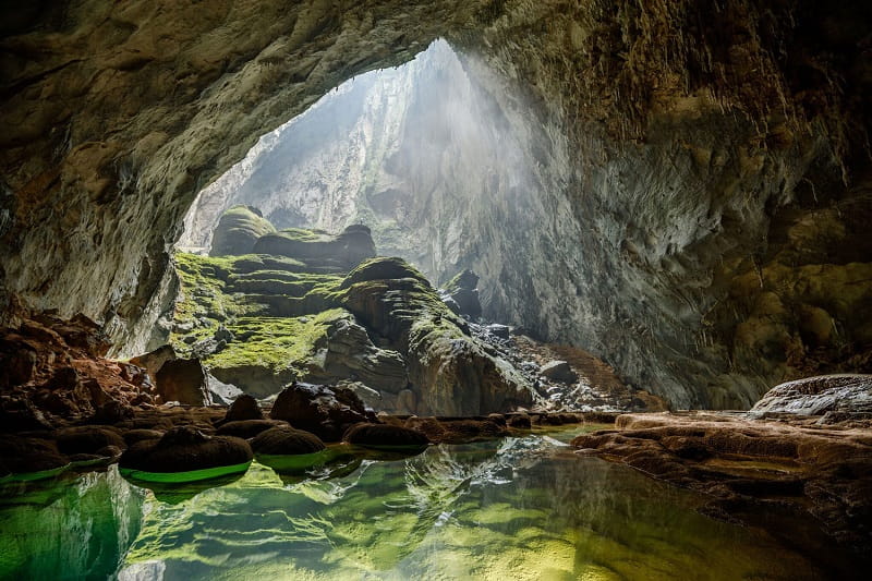 تشعشع نور از دهانه غار سون دونگ