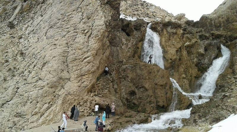 گردشگران در جوار آبشار شیخ علیخان در نزدیکی روستای سر آقا سید کوهرنگ