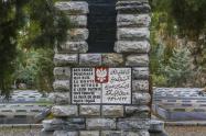 ورودی قسمت مخصوص مدفونین لهستانی در قبرستان دولاب 