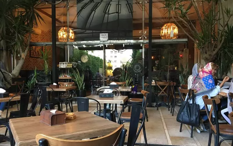 کافه ژوان با دکوراسیون چوبی مدرن در فضای باز