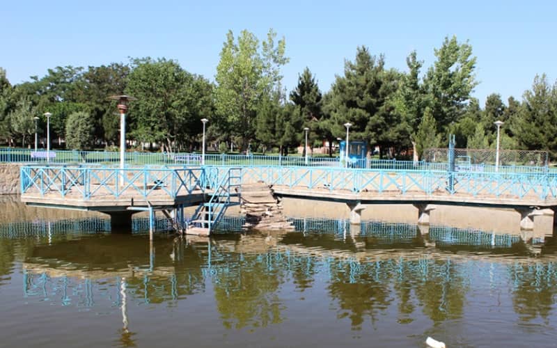 پلی روی دریاچه پر پارک پردیس قائم مشهد