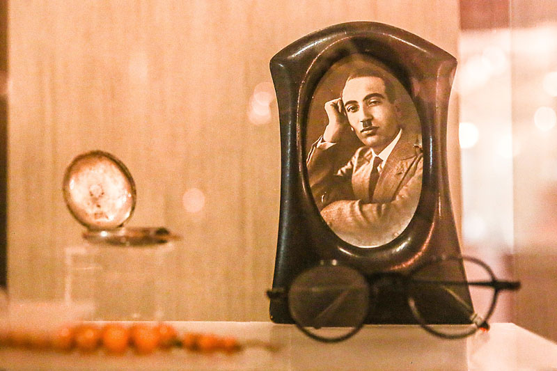 عکس و عینک استاد در موزه ابوالحسن صبا 