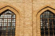 پنجره‌های میله‌دار باغ موزه قصر