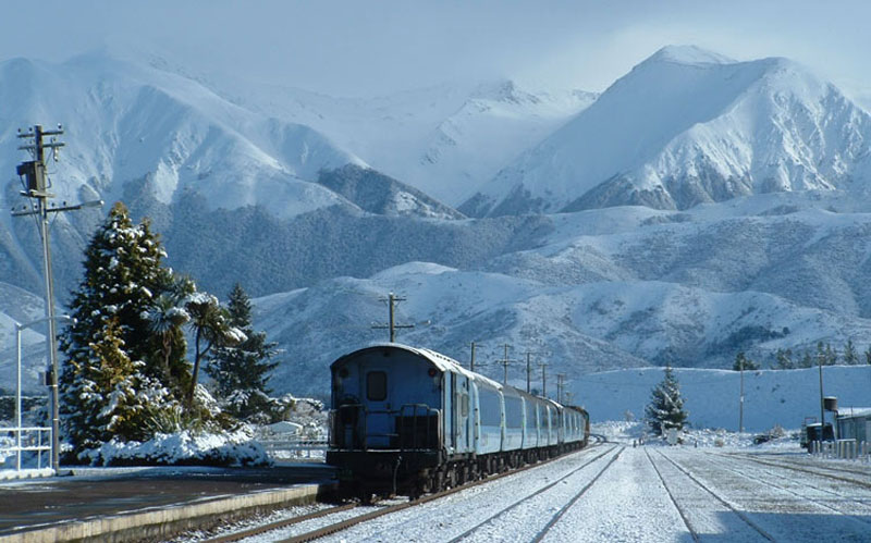 عبور قطار از دشت برفی
