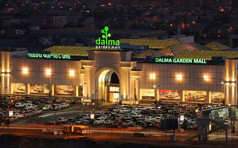 ساختمان مرکز خریدی بزرگ در شب در ایروان