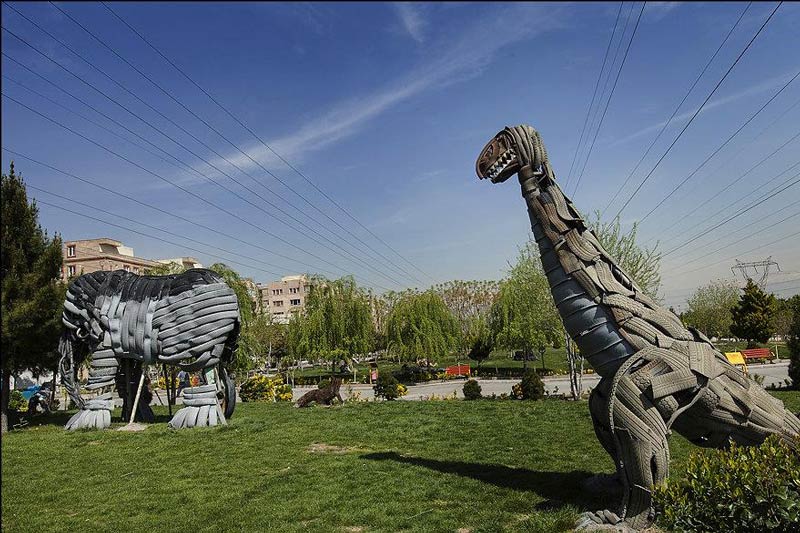 مجسمه‌های لاستیکی در بوستان بازیافت تهران