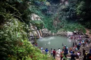 گردشگران در آبشار شیراباد