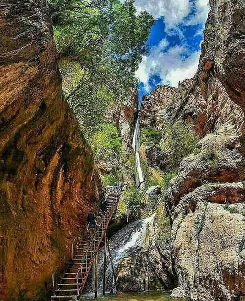 پلکان چوبی مسیر دسترسی به آبشار پیران