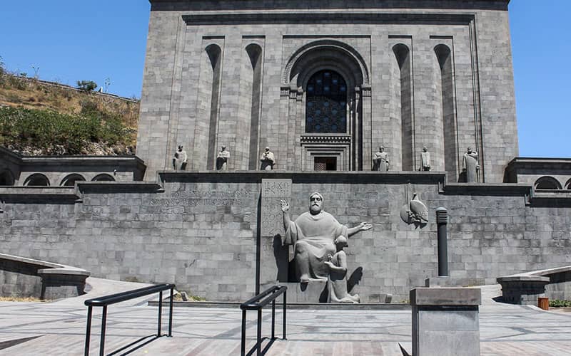 مجسمه سنگی مردی واعظ در جلوی ساختمان موزه در ایروان