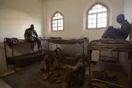 زندان با زندانیان در باغ موزه قصر