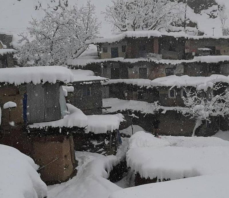 خانه های روستای سر آقا سید کوهرنگ پوشیده از برف