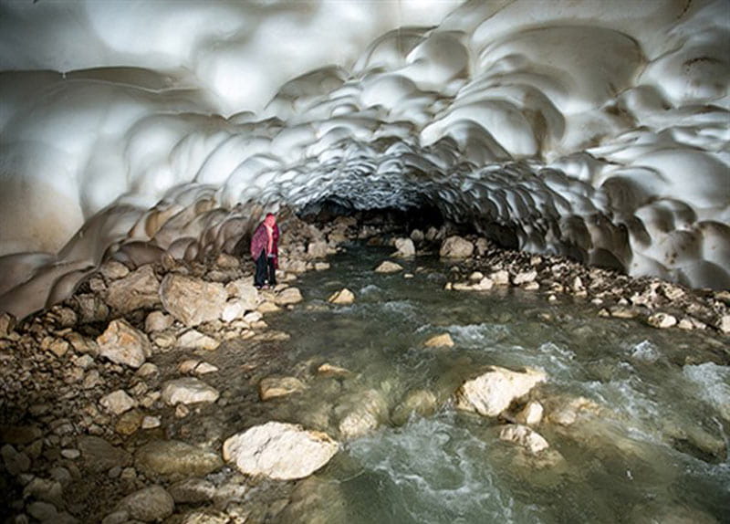 نمایی از ورودی غار یخی چما در نزدیکی روستای سر آقا سید کوهرنگ