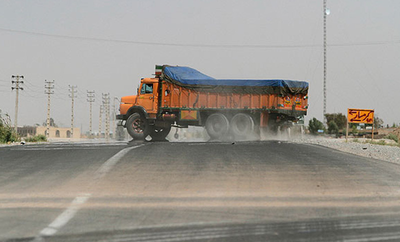 کامیون در میان جاده گرمسار قم