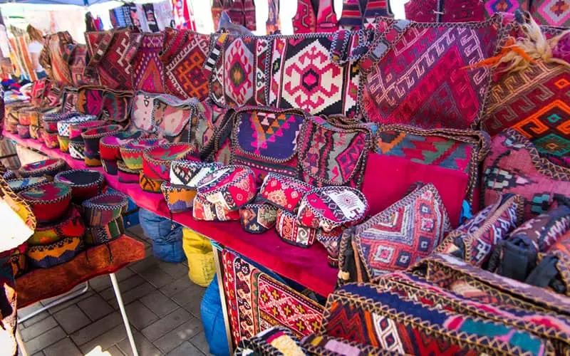 انواع قالی و صنایع دستی در بازاری سنتی