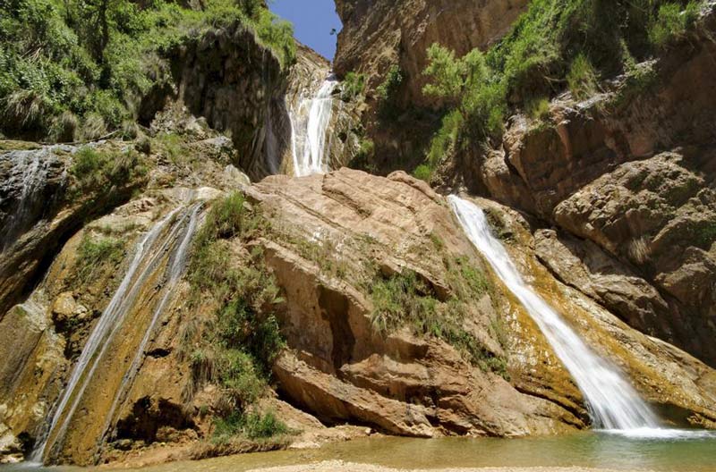 آبشار نوژیان روی صخره سنگی بزرک