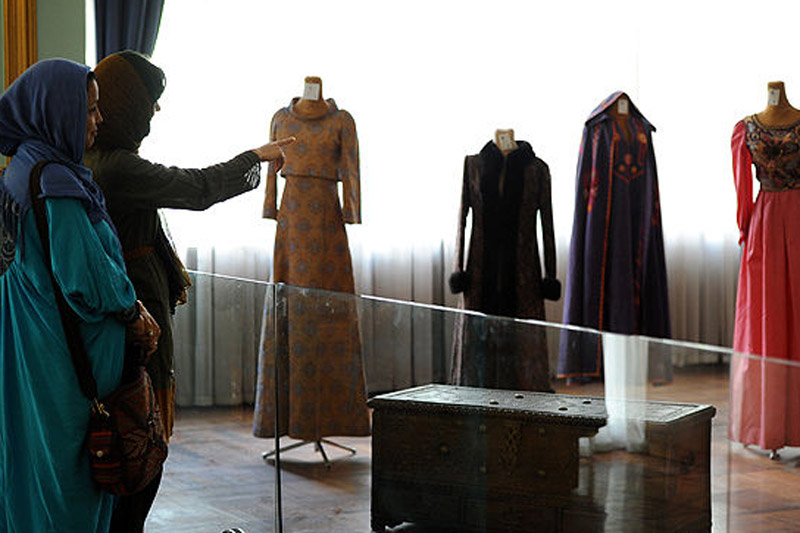 بازدید از موزه پارچه و لباس‌های سلطنتی نیاوران