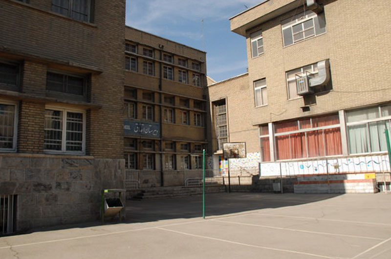 ورودی ساختمان دبیرستان اتفاق