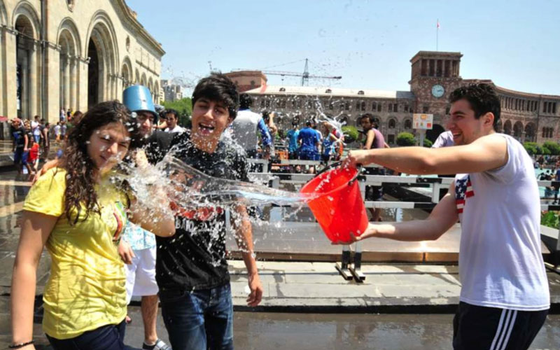 آب بازی نوجوانان در جشنواره آب ارمنستان