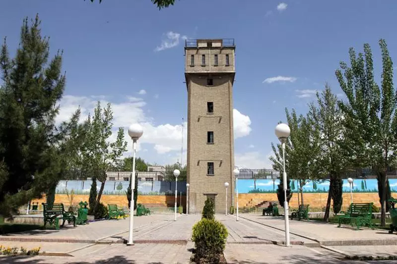 برج دیده‌بانی در باغ موزه قصر
