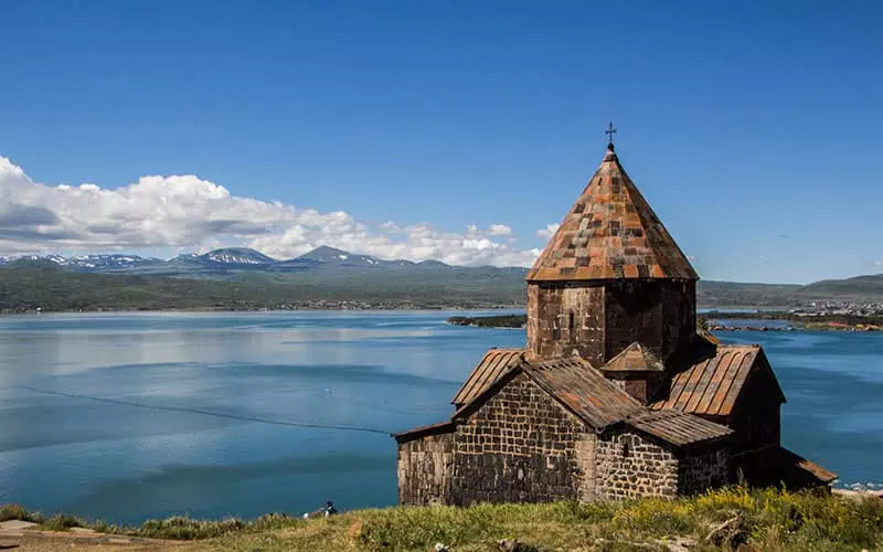 کلیسایی قدیمی در کنار دریاچه سوان