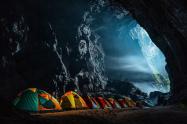 کمپ در بزرگترین غار جهان