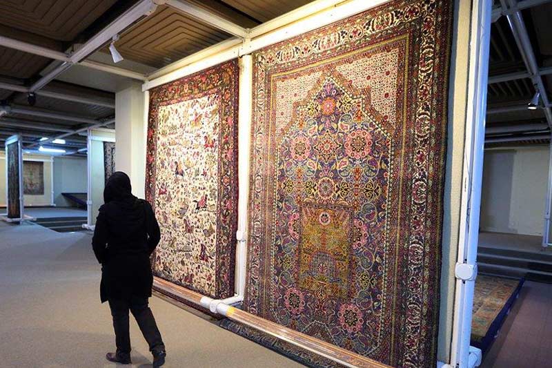 بازدیدکننده در موزه فرش ایران