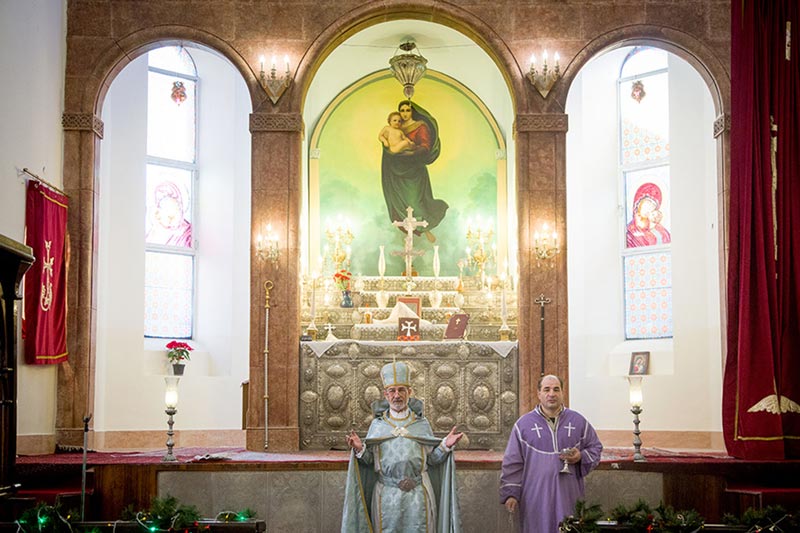 محراب و کشیش در کلیسای مریم مقدس تهران