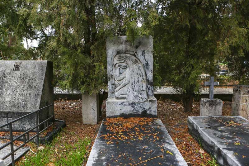 سنگ قبر با نقش زن محزون در قبرستان دولاب
