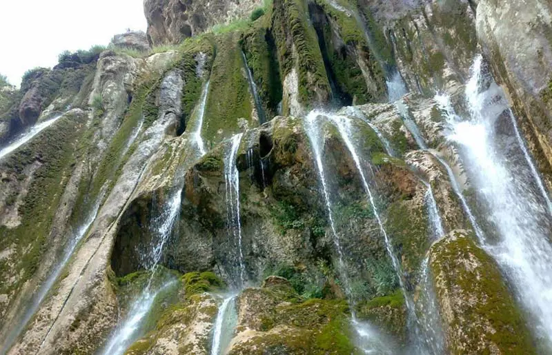 آبشار مارگون روی صخره های خزه ای از نمای پایین