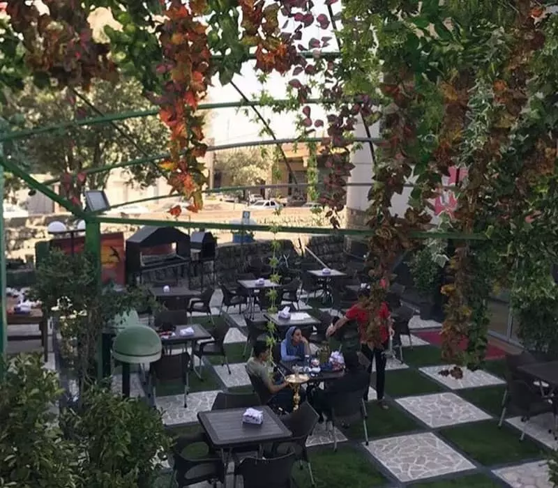 عکس کافه پاسارگاد با زمین شطرنجی و فضای باز سرسبز