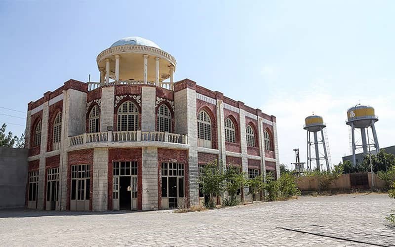 ساختمان دو طبقه قدیمی در شهرک سینمایی غزالی