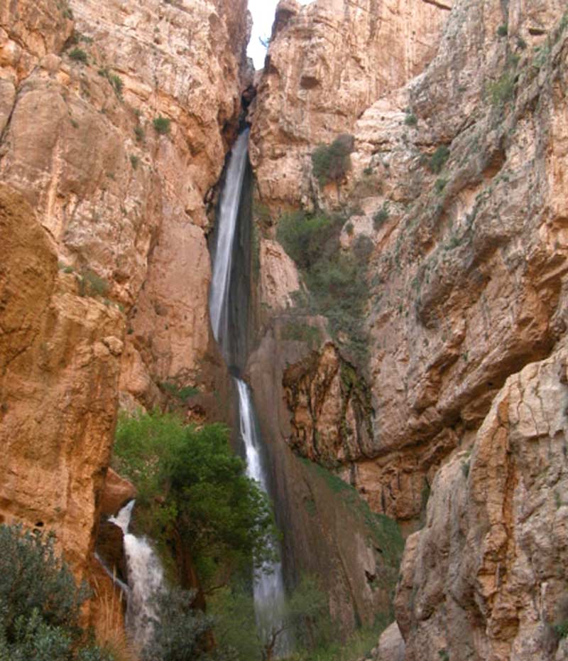 آبشار ریجاب از نمای نزدیک روی صخره ها