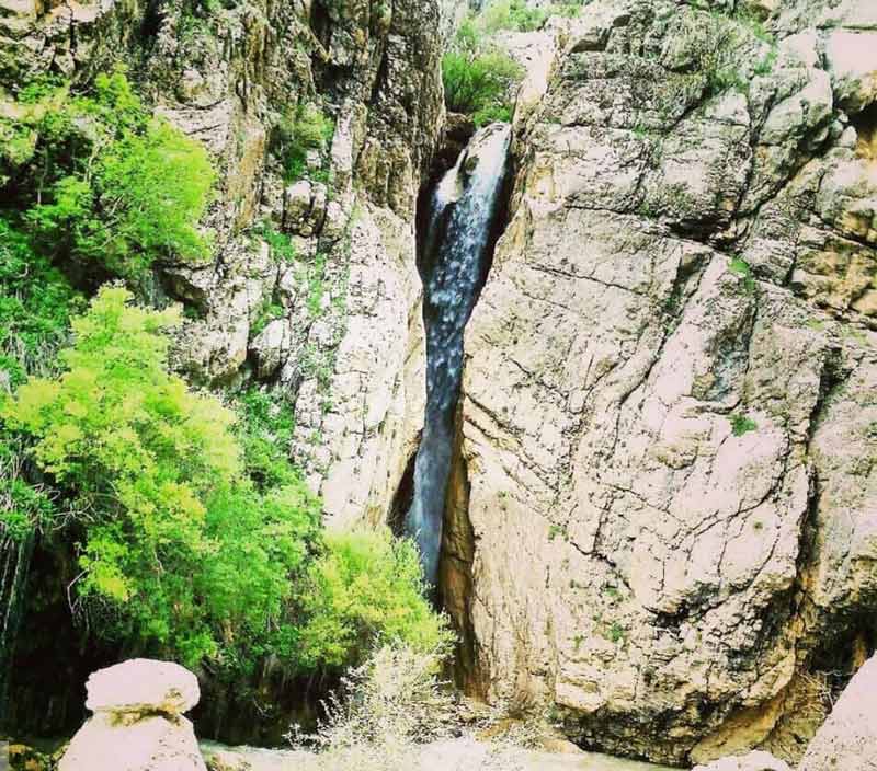 نمایی از آبشار اویستا در روستای سر آقا سید کوهرنگ