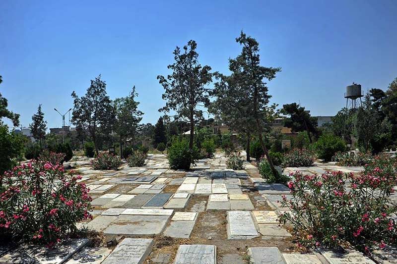 قبرهای متعدد در قبرستان ابن بابویه